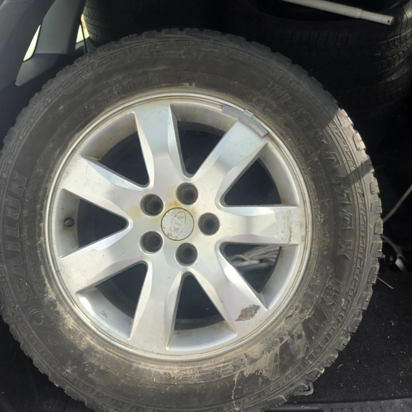 Set of Kia Wheels with 235/65R17 Tires inclu rims - photo 3