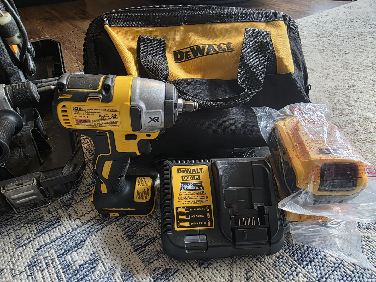 DEWALT DCF890 Cordless Impact Wrench Kit