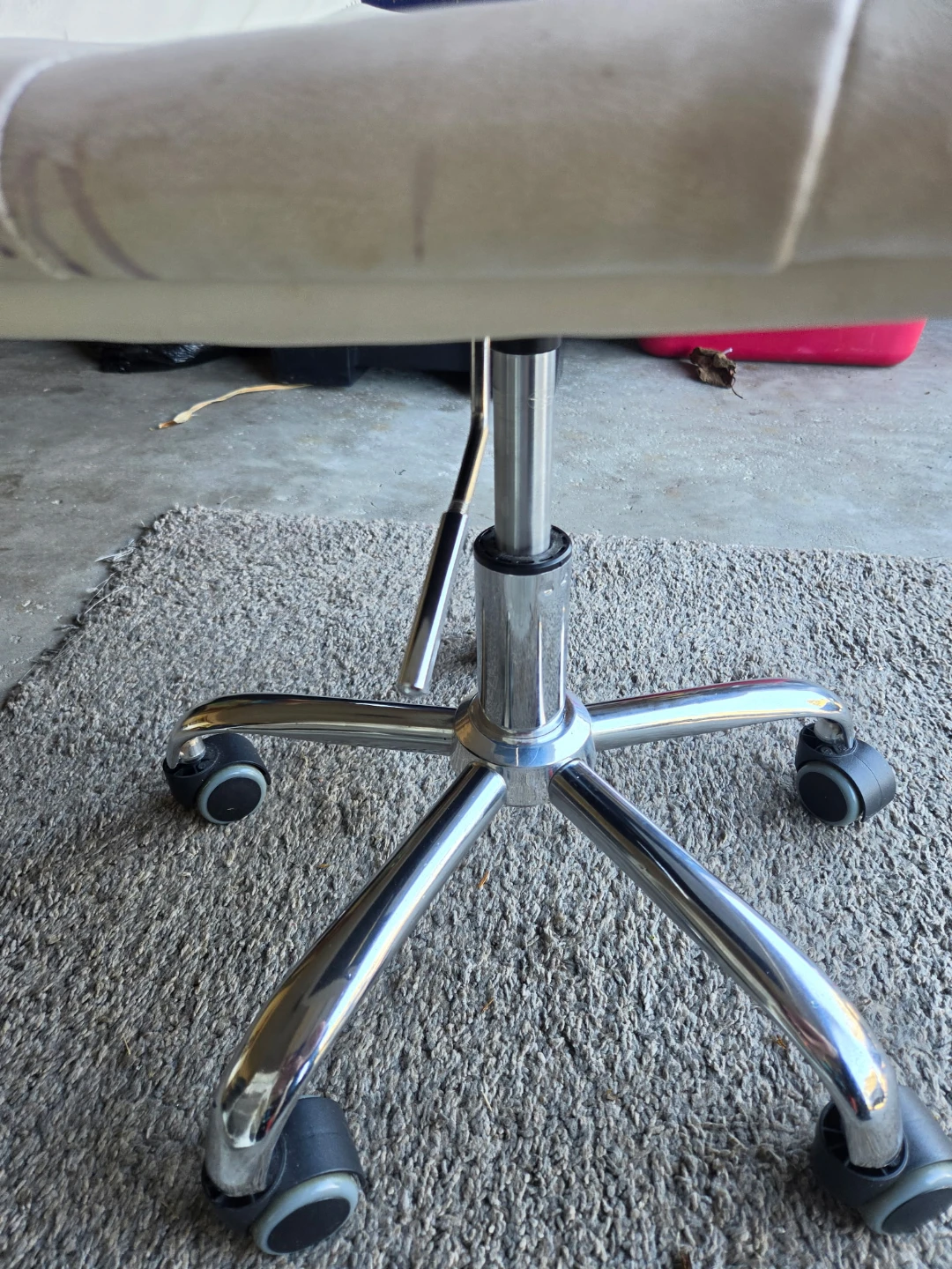 White Adjustable Rolling Office Chair – Chrome Base - photo 4