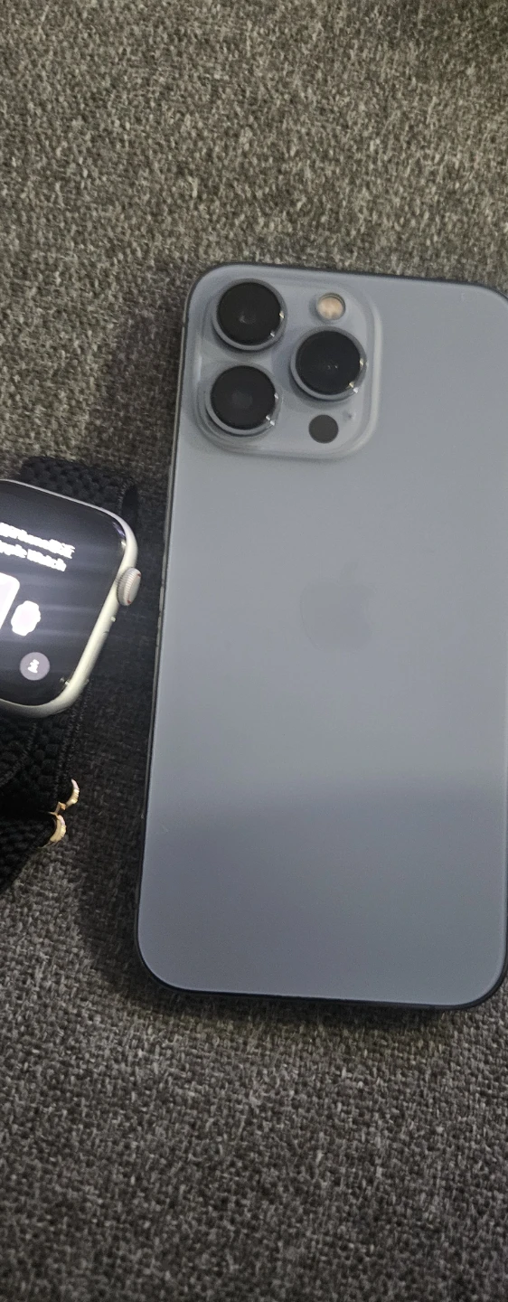 iPhone 13 Pro  and  Apple Watch Series 3 - photo 5