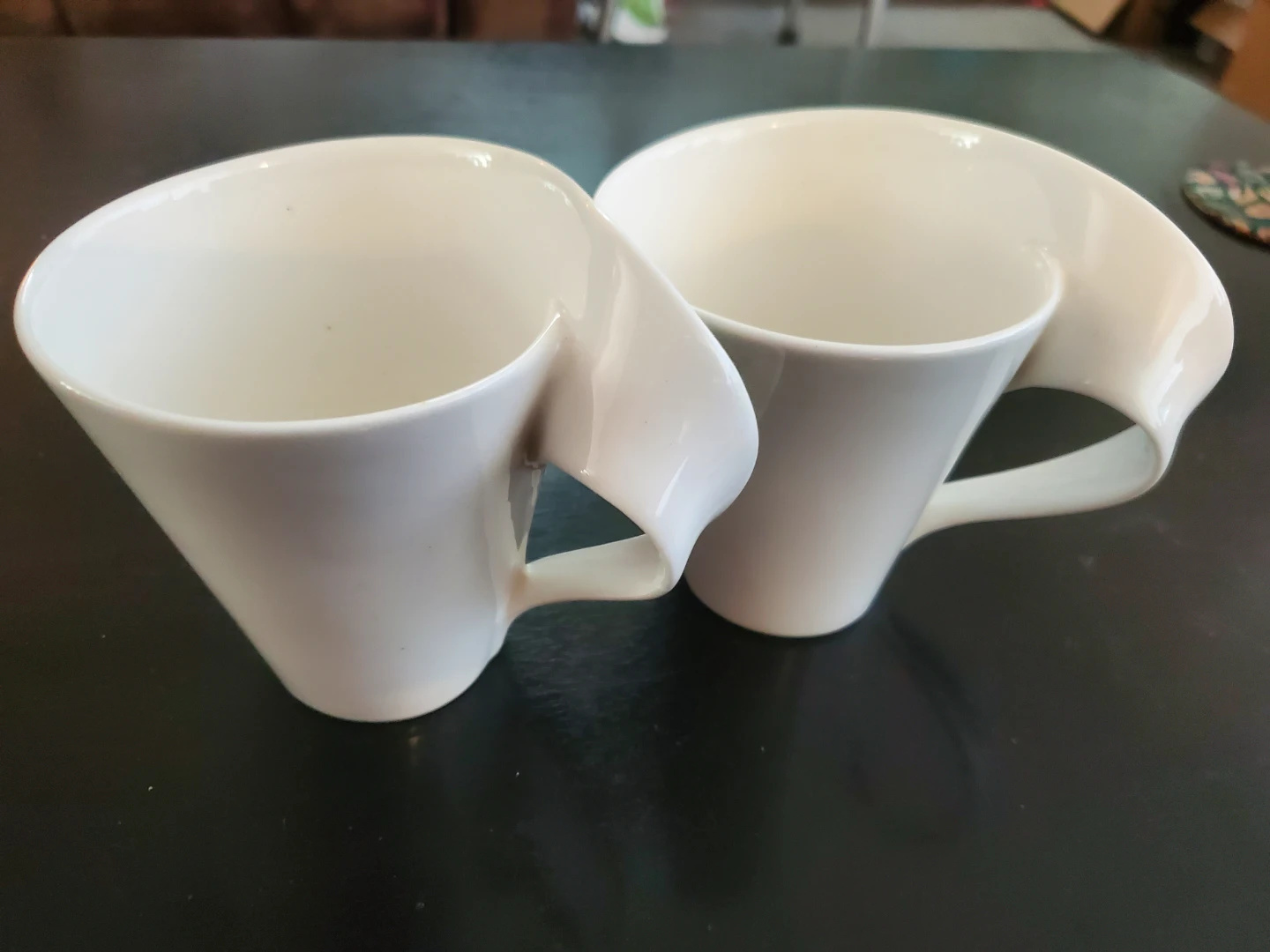Set of 2 modern white mugs - photo 2