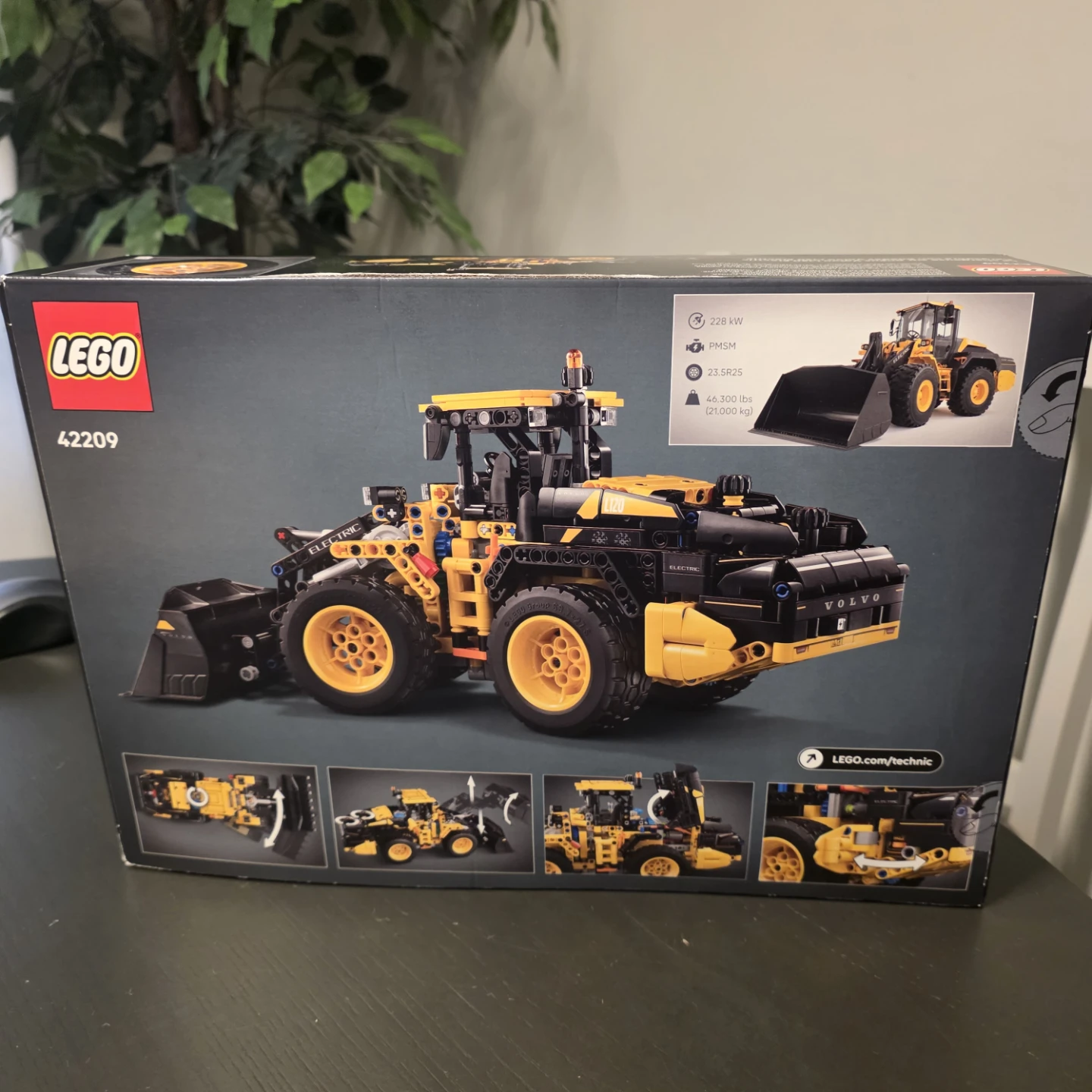 LEGO Technic Volvo L120 Electric Wheel Loader 42209 - photo 2