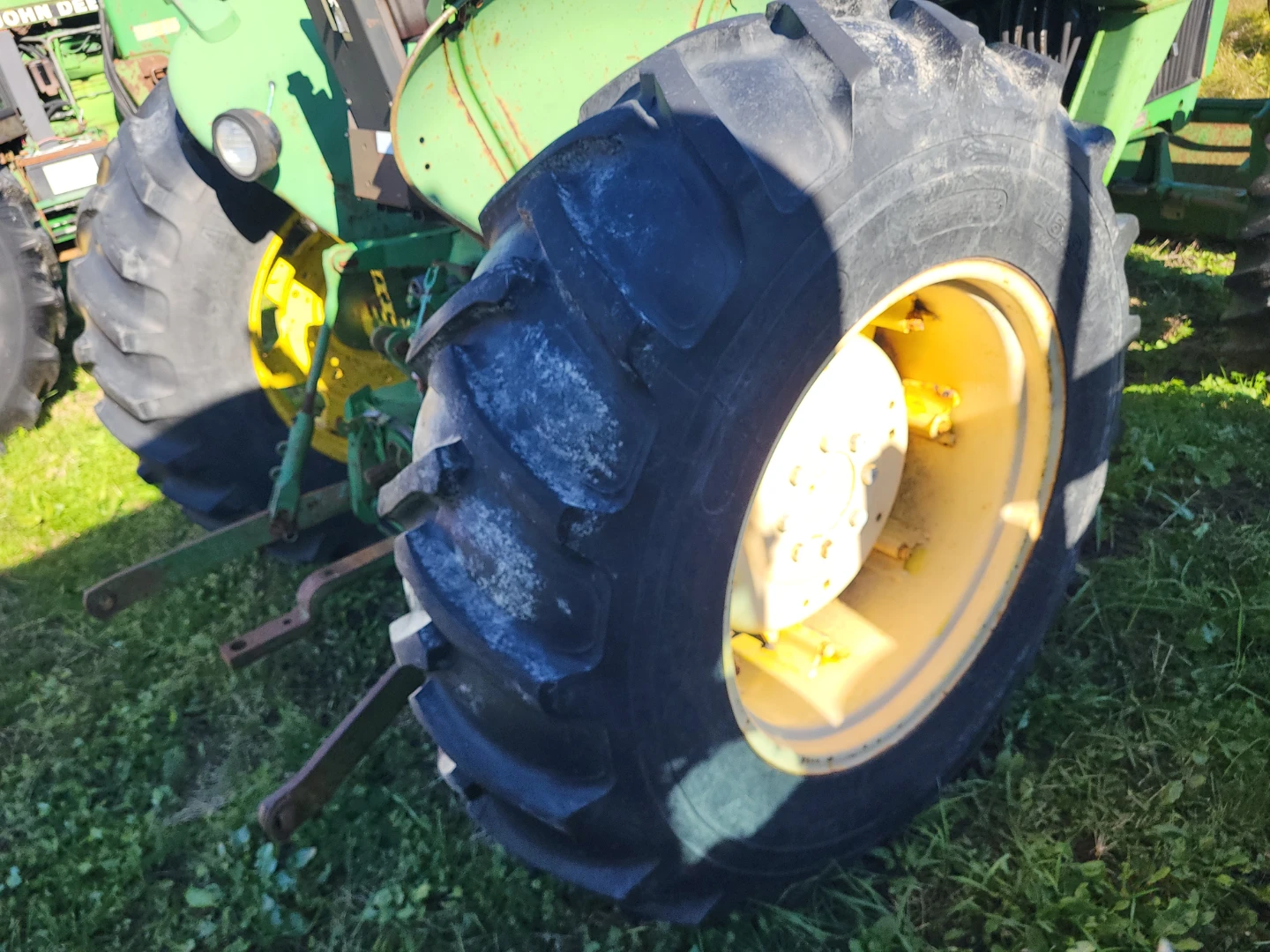 1830 John Deere Tractor with 146 Front Loader - photo 3