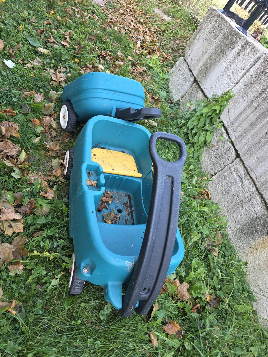 Kids Plastic Pull-Along Wagon - photo 2