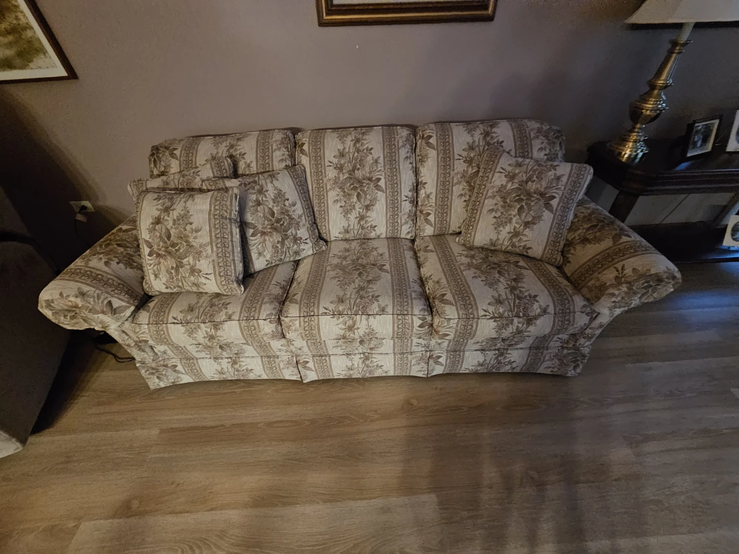Traditional Floral Pattern 3-Cushion Sofa Two sofas included - photo 2