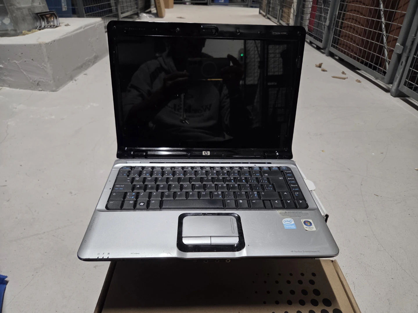 HP Pavilion dv2000 Laptop - photo 3