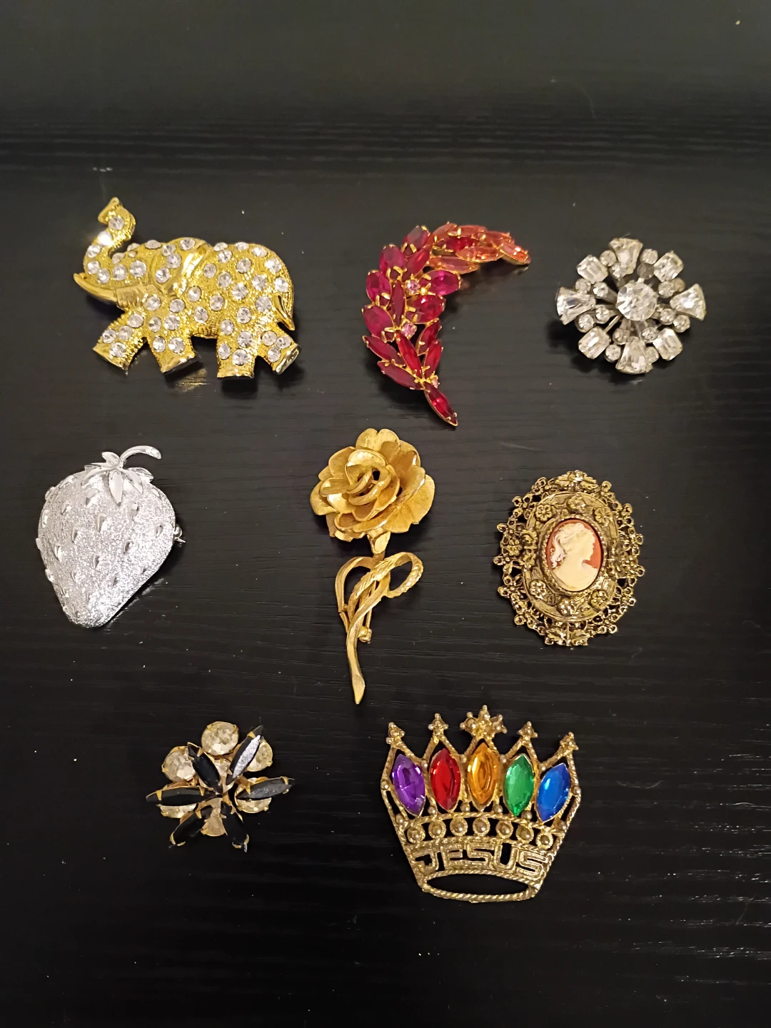 Assorted Vintage-Style Decorative Brooches 16 pieces