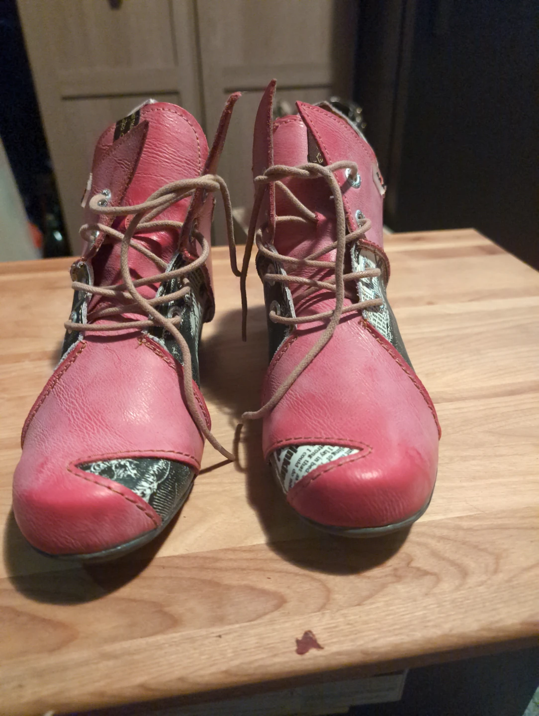 TMA Eyes pink and black leather ankle boots