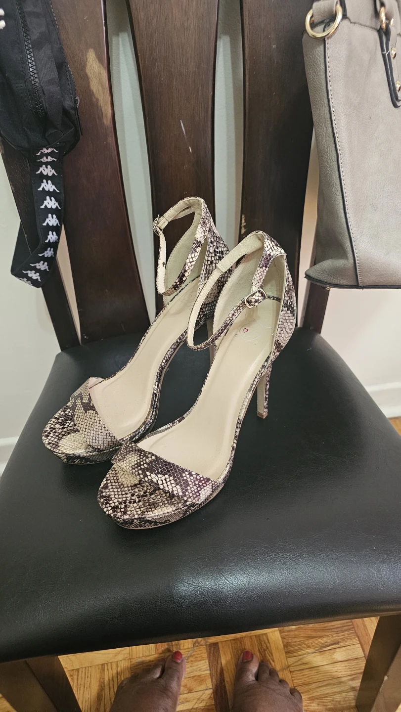 Assorted Handbags and 2 Shoes, size 9, 10  Heels  Bundle - photo 4