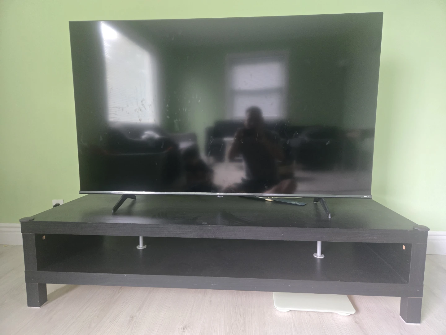 Hisense 58-inch 4K UHD HDR LED Roku Smart TV with tv stand