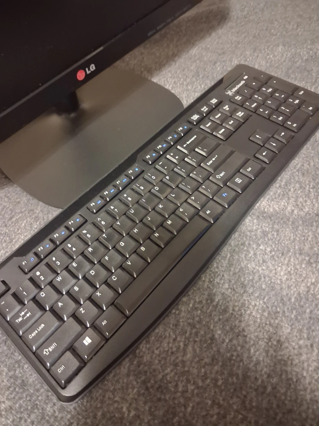 Lenovo ThinkCentre Desktop PC with LG Monitor and Razer Mouse - photo 4