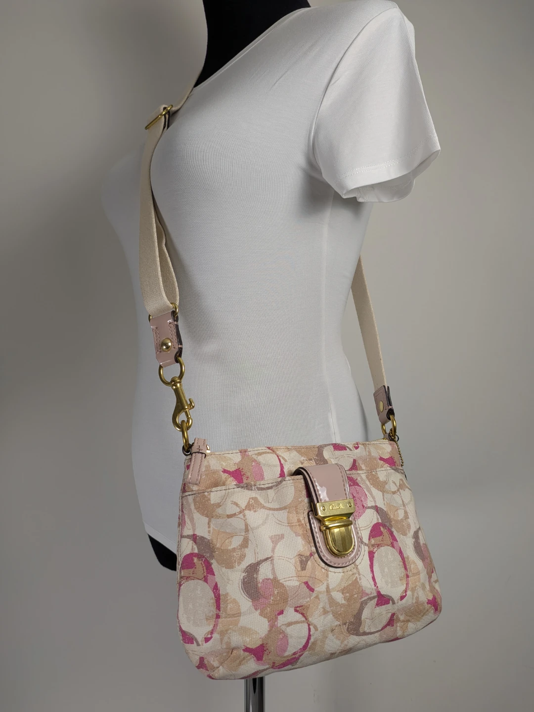Coach Signature C Crossbody Bag Vintage Y2K Pink 🩷