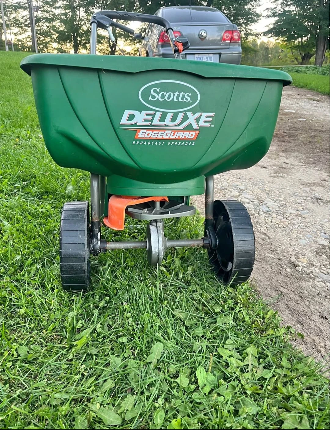 Scotts Deluxe EdgeGuard Broadcast Spreader