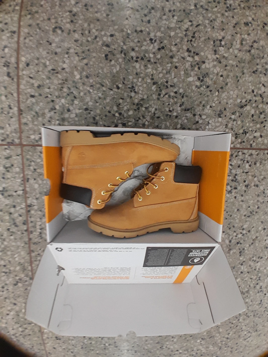 Timberland Classic 6-Inch Waterproof Boots Women's Size 6