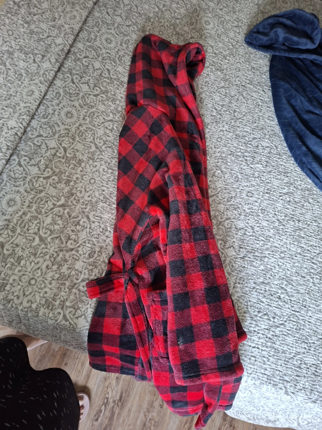 Red and black plaid fleece robe - photo 3