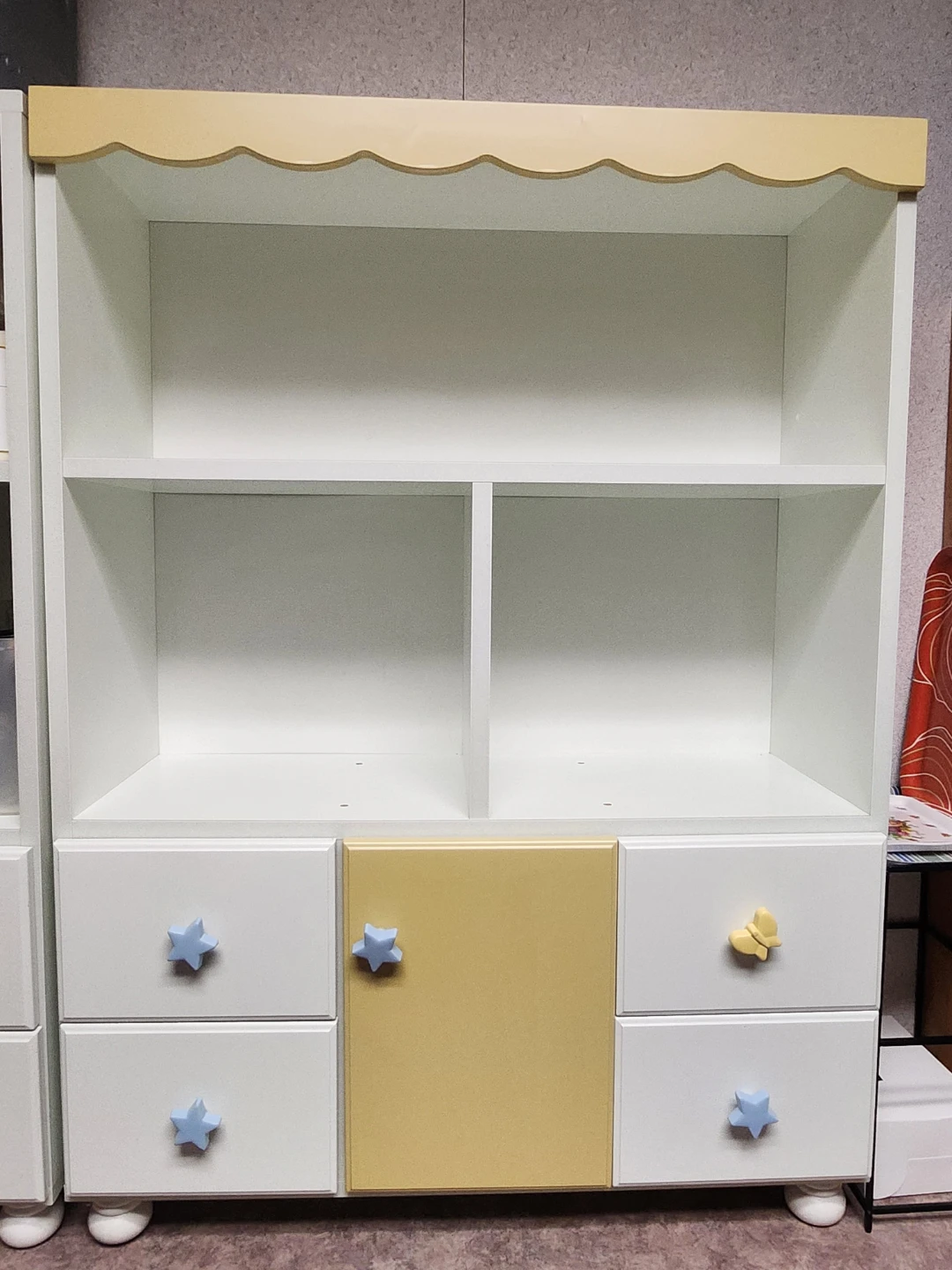 Sturdy and cute kids' bookshelf