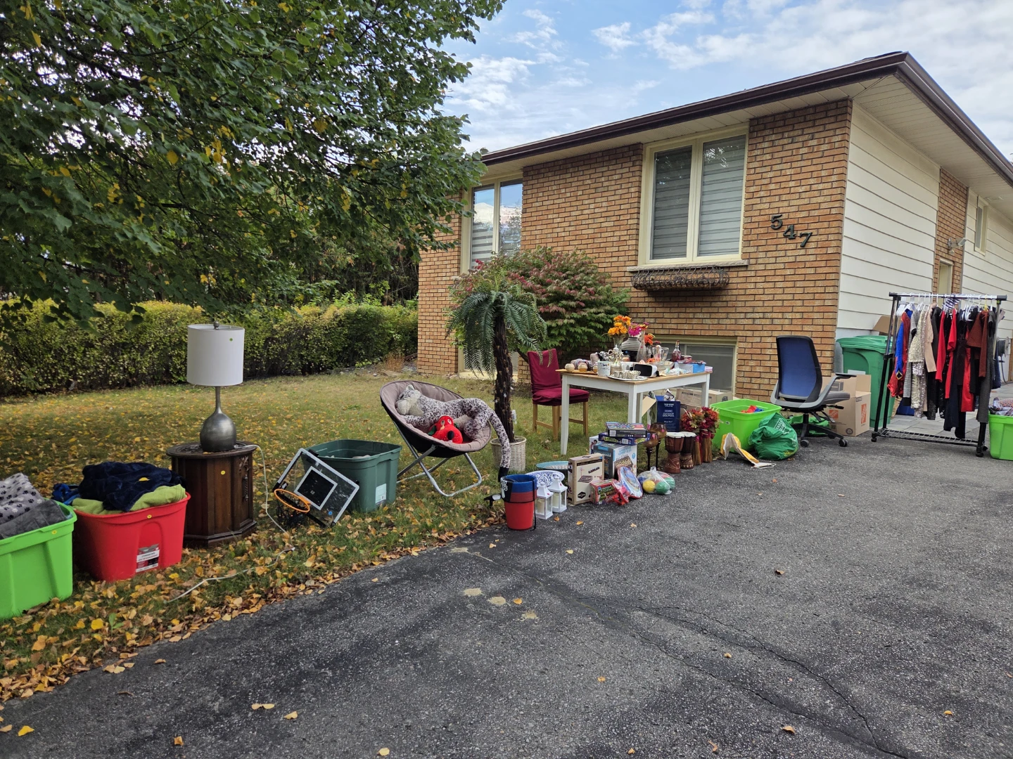 Garage sale 547 Barnes crescent