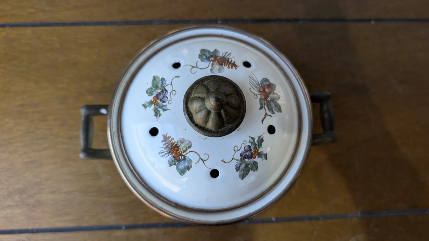 Vintage Enamel Pot with Lid - photo 3