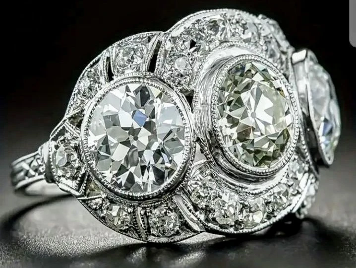 Size8 Vintage-Style 3Stoned False Cubic Zirconia Ring - photo 2