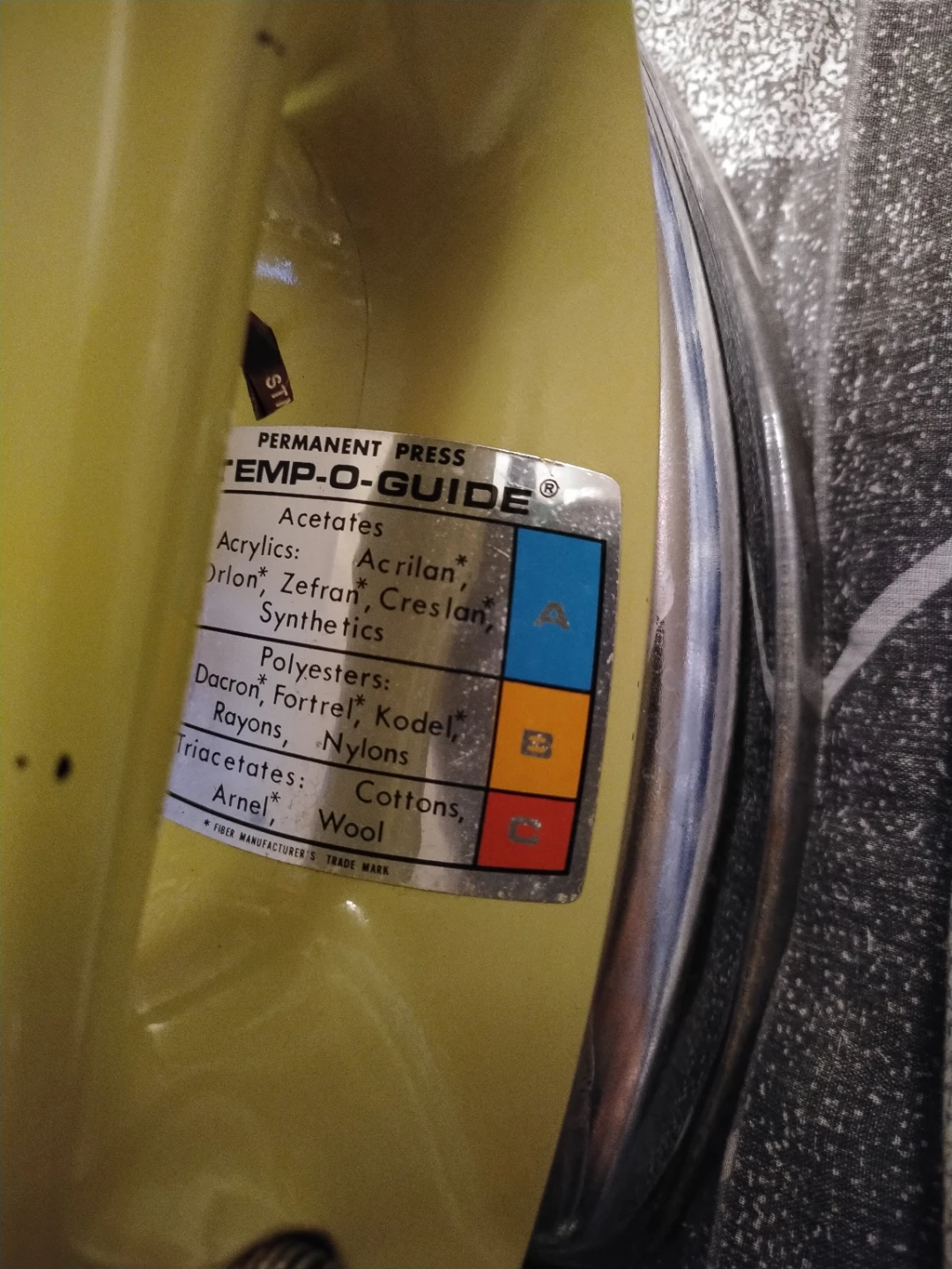 Vintage Steam Iron with Temp-O-Guide - photo 2