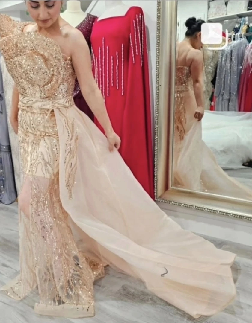 Elegant Sequin Evening Gown with Detachable Train - photo 3