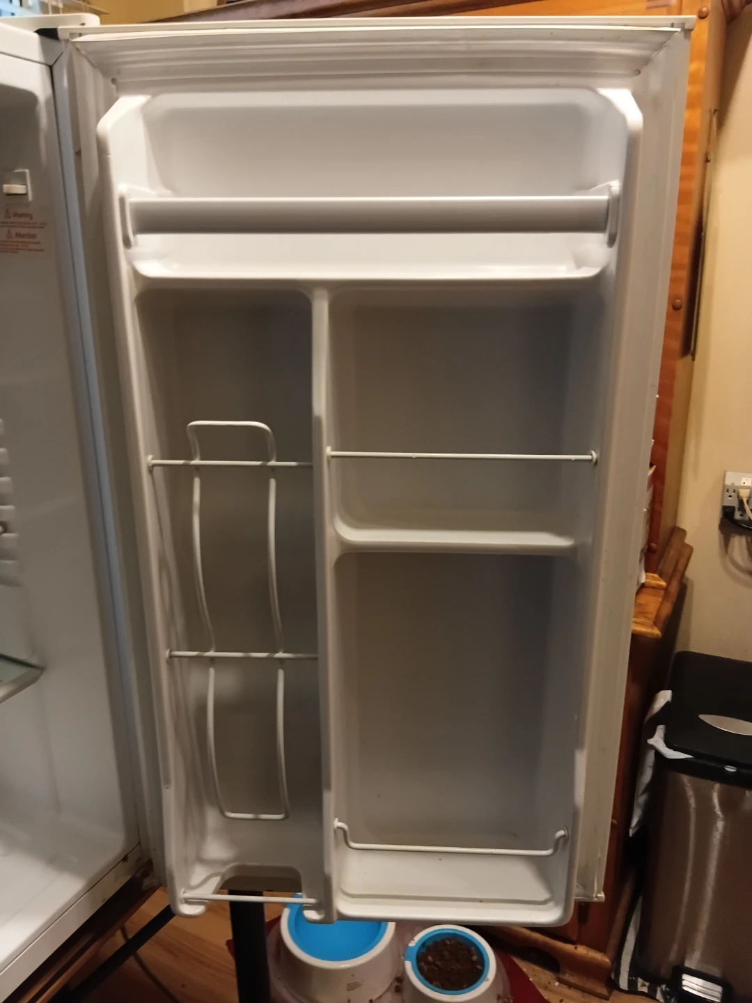 Magic Chef Compact White Mini Fridge READ DESCRIPTION ON SIZE - photo 3
