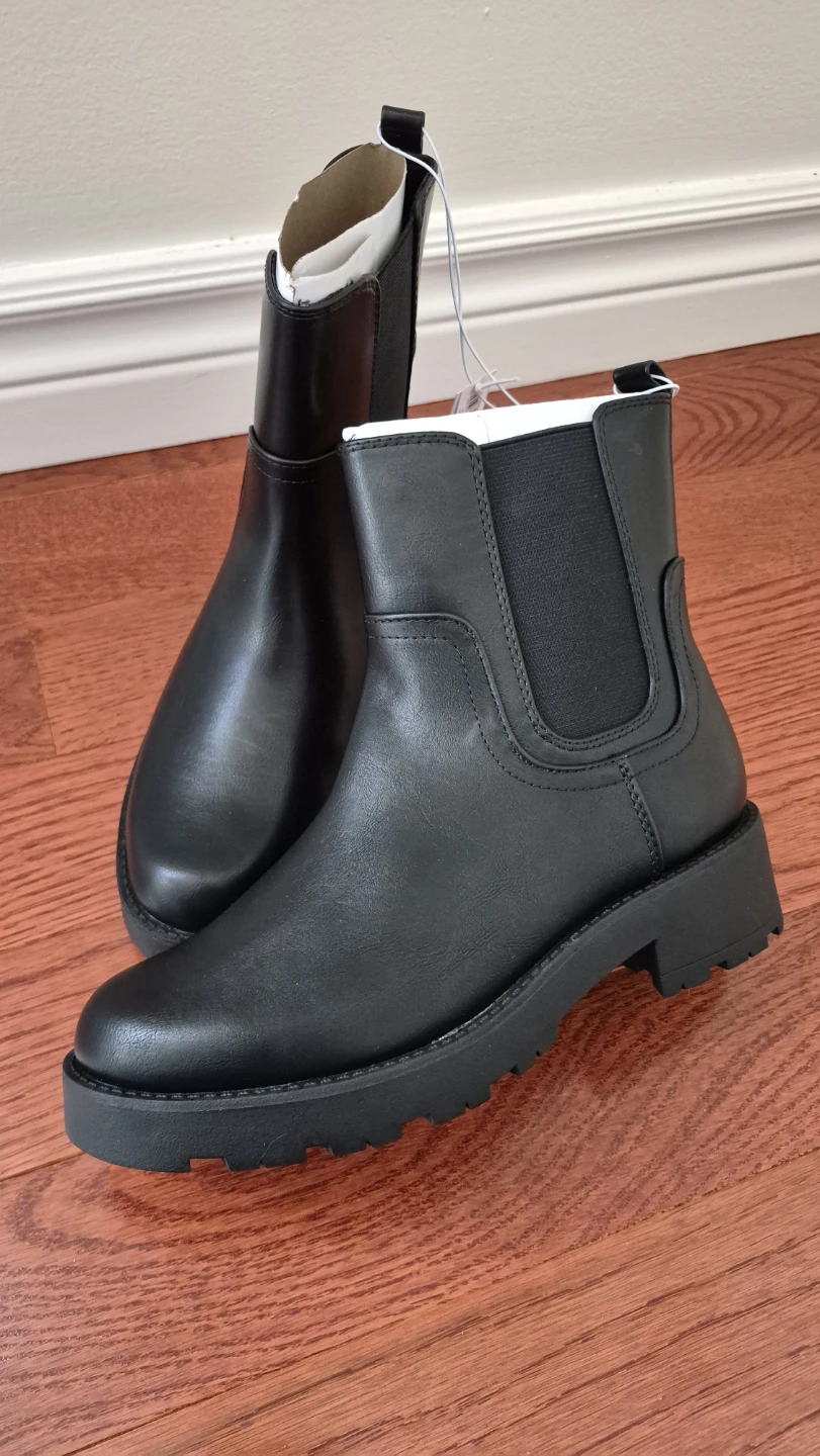 New with tags Old Navy Chelsea boot in women's size 7.