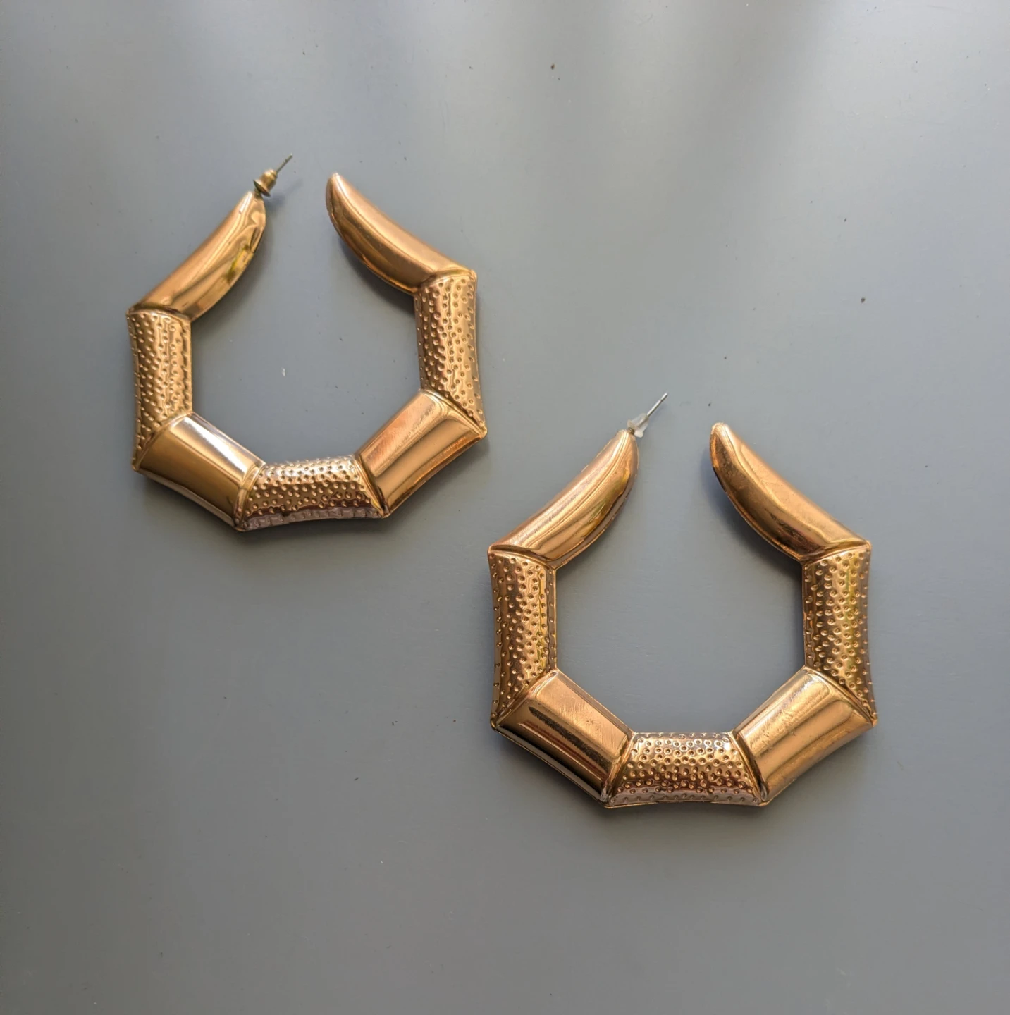 AKIRA Gold Chunky Geometric Bamboo Hoop Earrings - photo 2