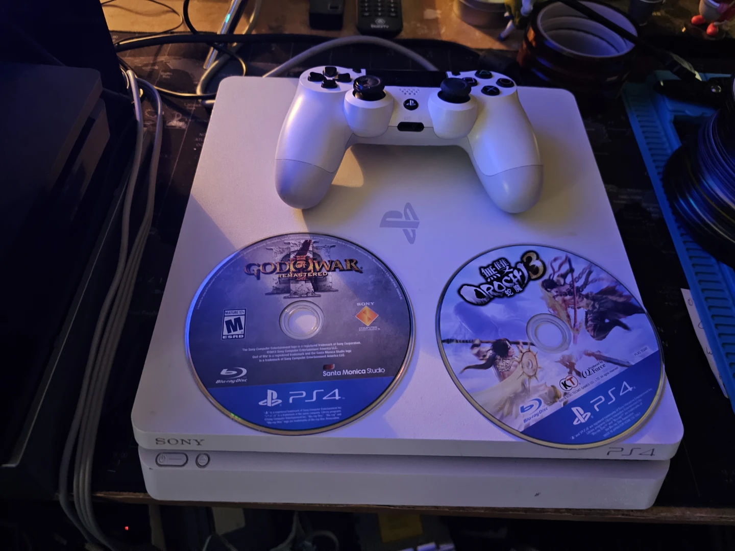 Ps4 slim 1TB  rare white  jailbroken 13.00