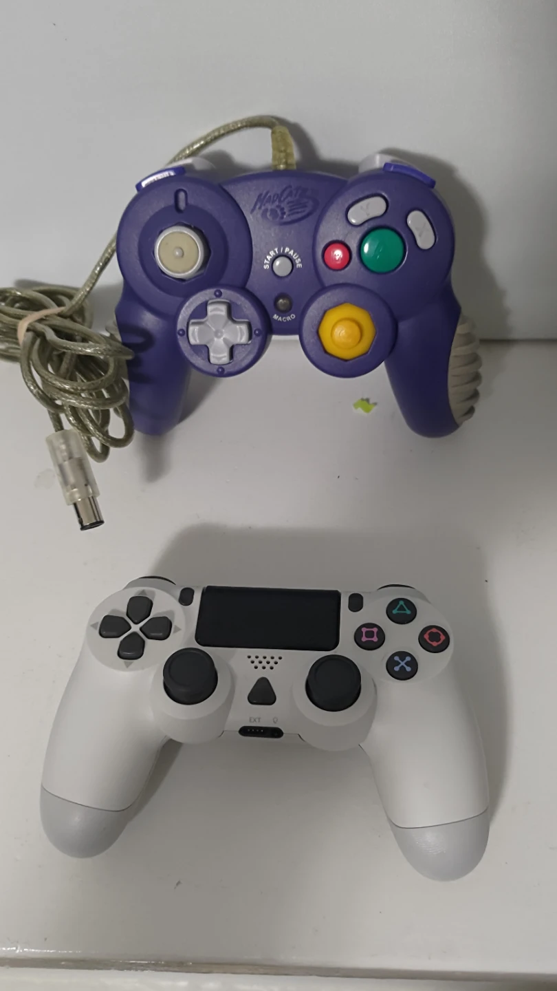 Mad Catz GameCube Controller and no-original PS 4 Controller - photo 3