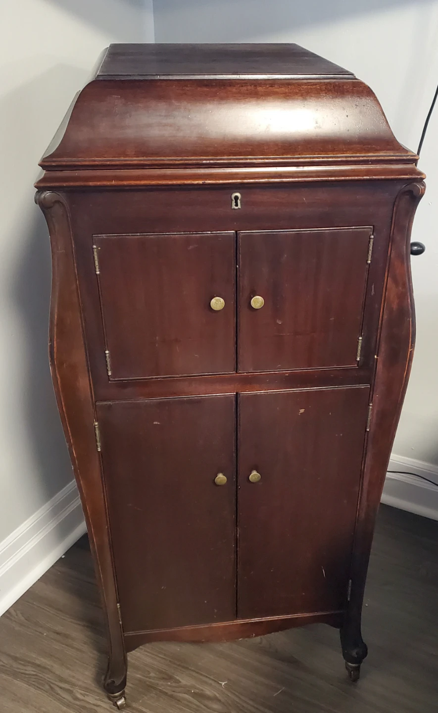 Antique Victor Victrola Phonograph VV-XI
