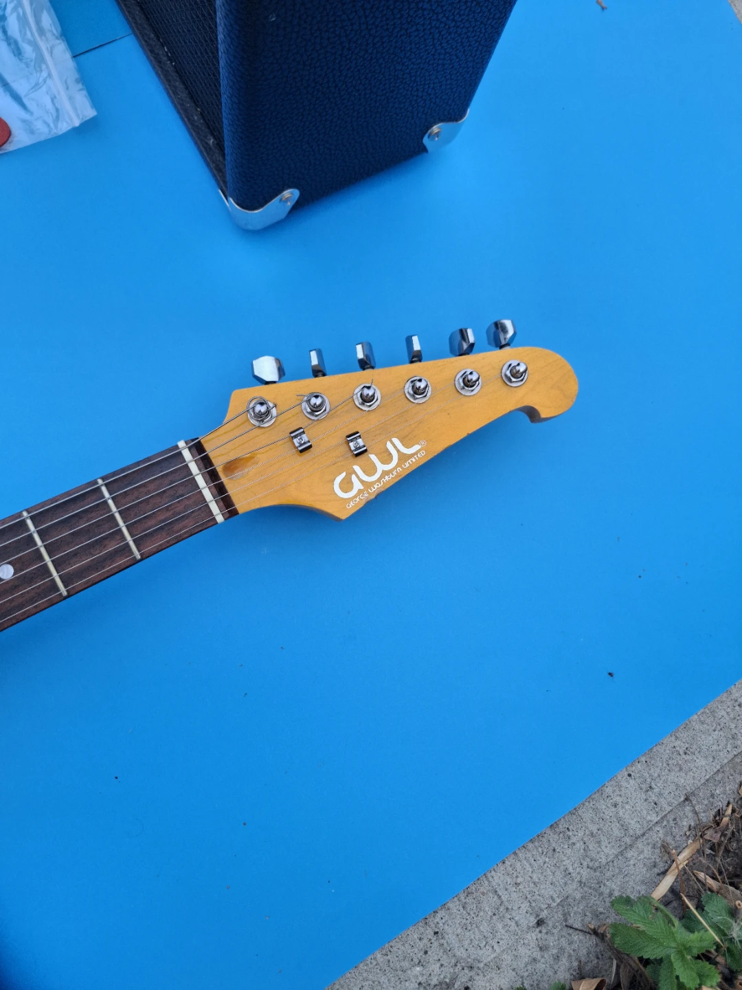 GWL (Washburn) Electric Guitar & Squier 10W Amp Starter Bundle - photo 3