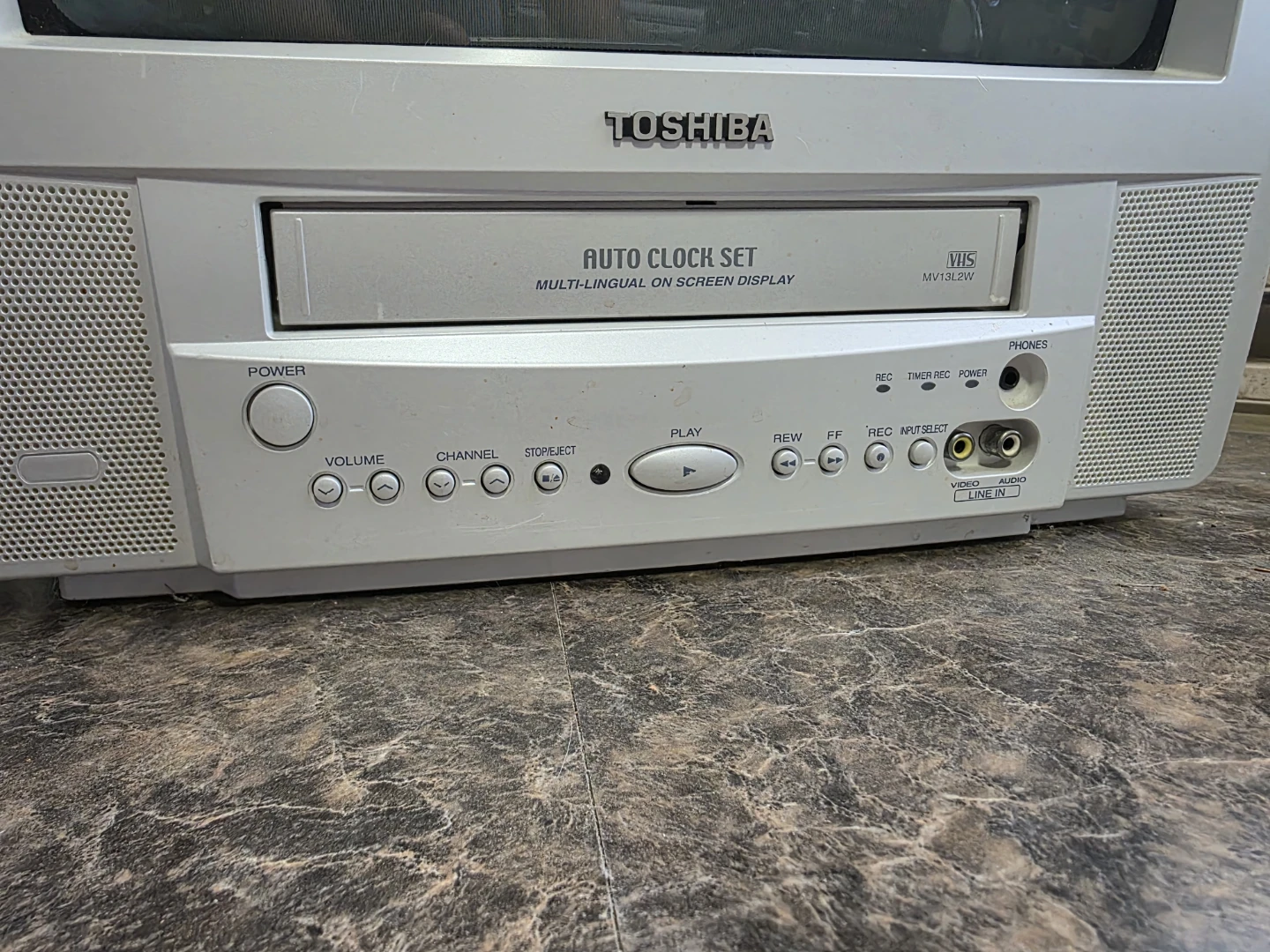 Toshiba MV13L2W TV/VCR Combination - photo 3