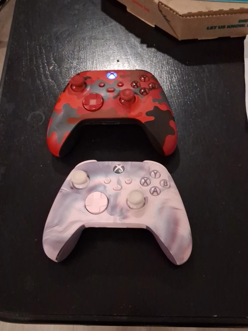 Selection of Xbox Wireless Controllers - photo 4