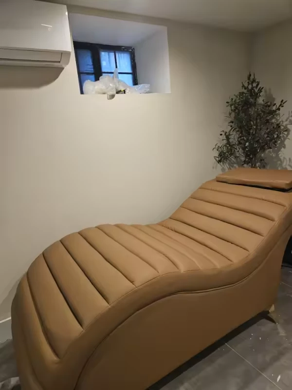 Tan curved lash bed