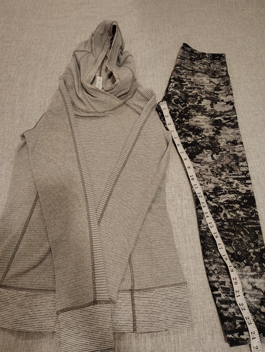 Lululemon hoodie + leggings in size 6 🖤