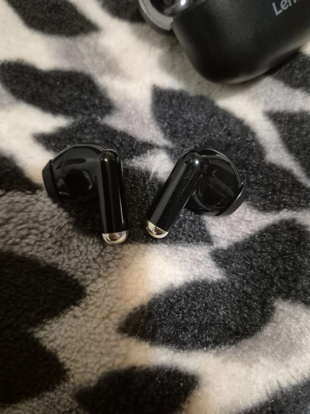 Lenovo wireless earbuds with charging case - photo 2
