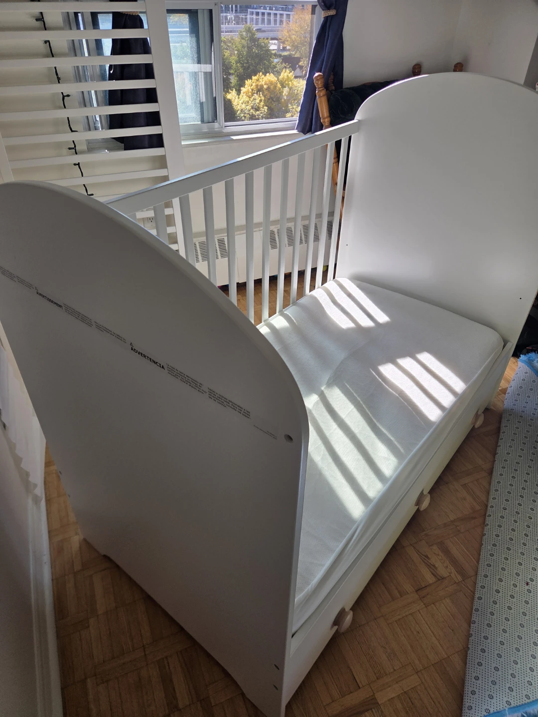 White baby crib with mattress - photo 2