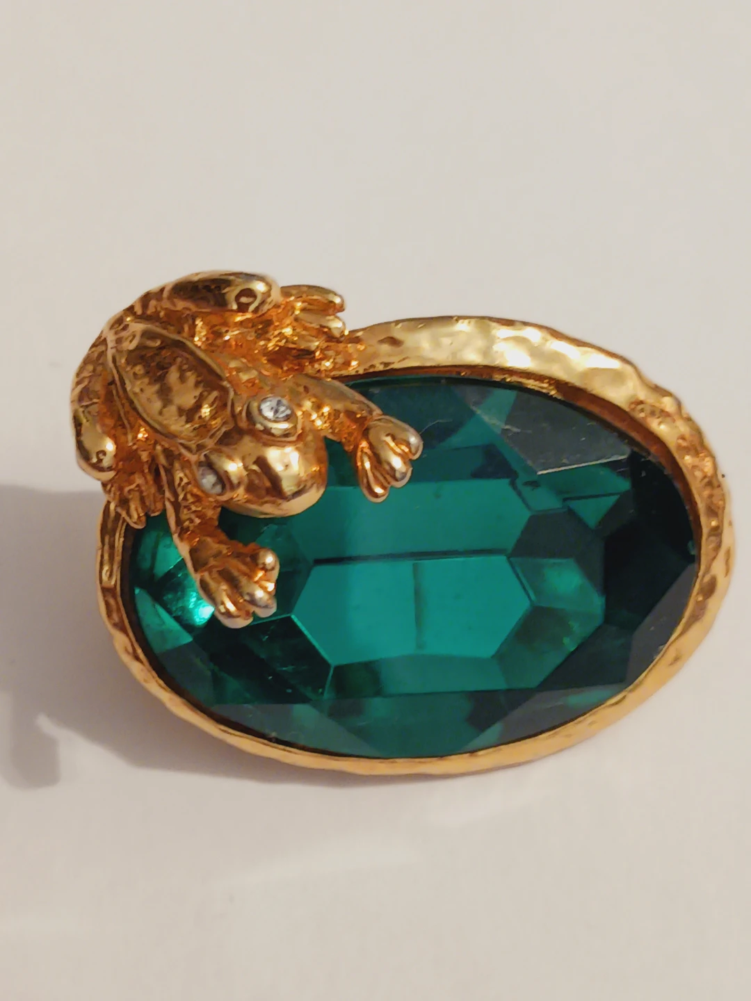 Gorgeous Gold Plated Lucky Frog 🐸 Brooch w/ Emerald Glass Stone