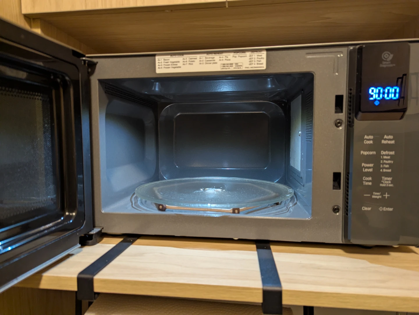 LG LMC0975ST 0.9 Cu ft NeoChef Countertop Microwave - photo 2