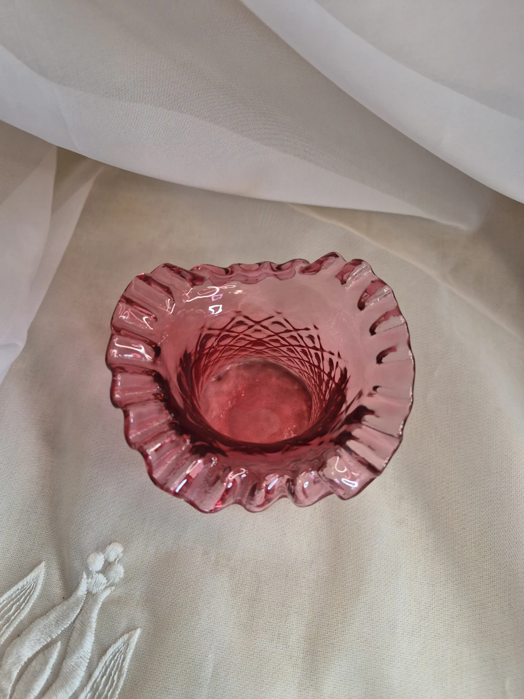 Beautiful Vintage 3 1/2" x 4" Cranberry Art Glass Hat Vase Decor - photo 4
