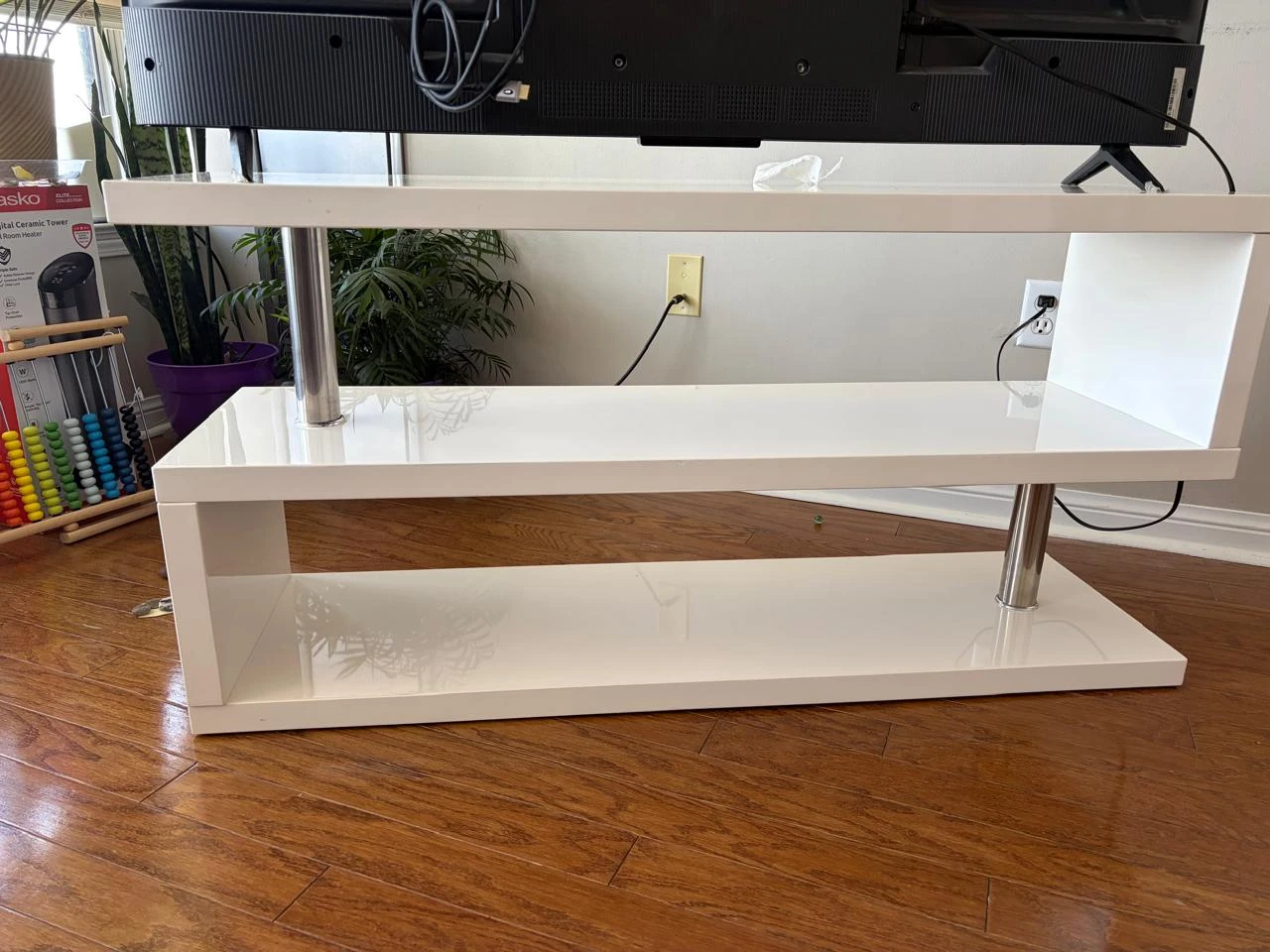 Modern White High Gloss S-Shaped TV Stand