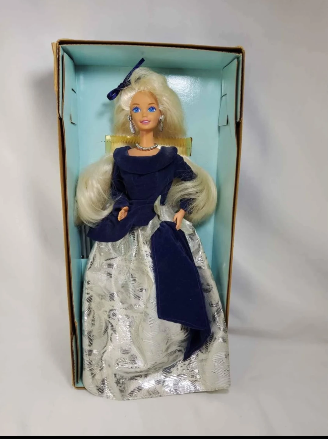 Winter Velvet Barbie doll  Avon Exclusive Model 15571 1995
