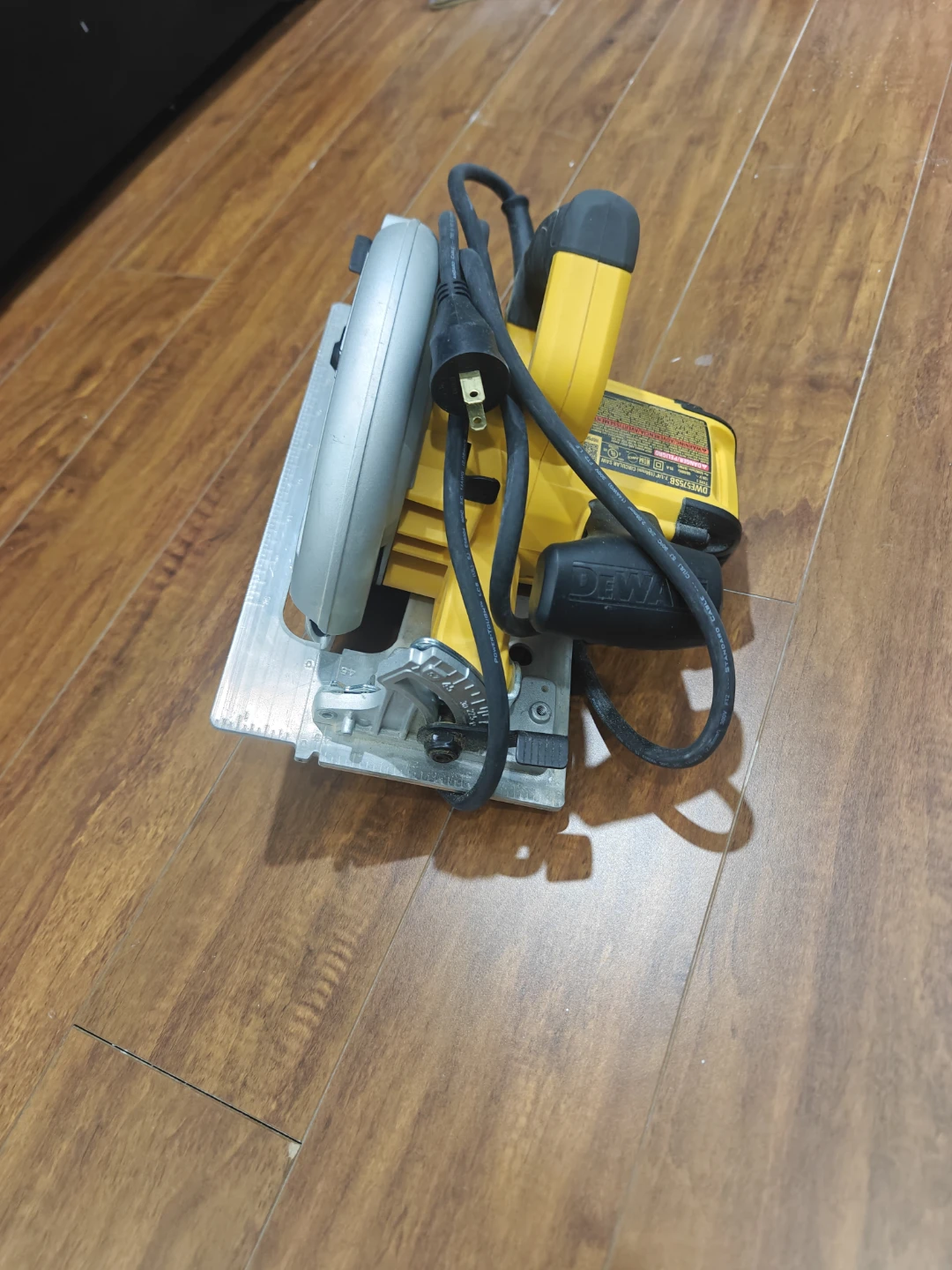 DEWALT DWE575SB 7-1/4 inch Circular Saw - photo 2