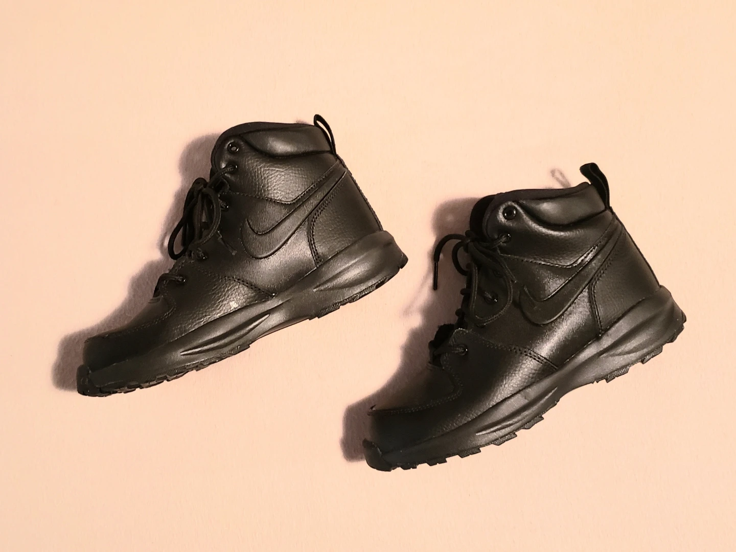 Brand New Kids Size 2.5Y Nike Black Mid-Top Sneakers $30