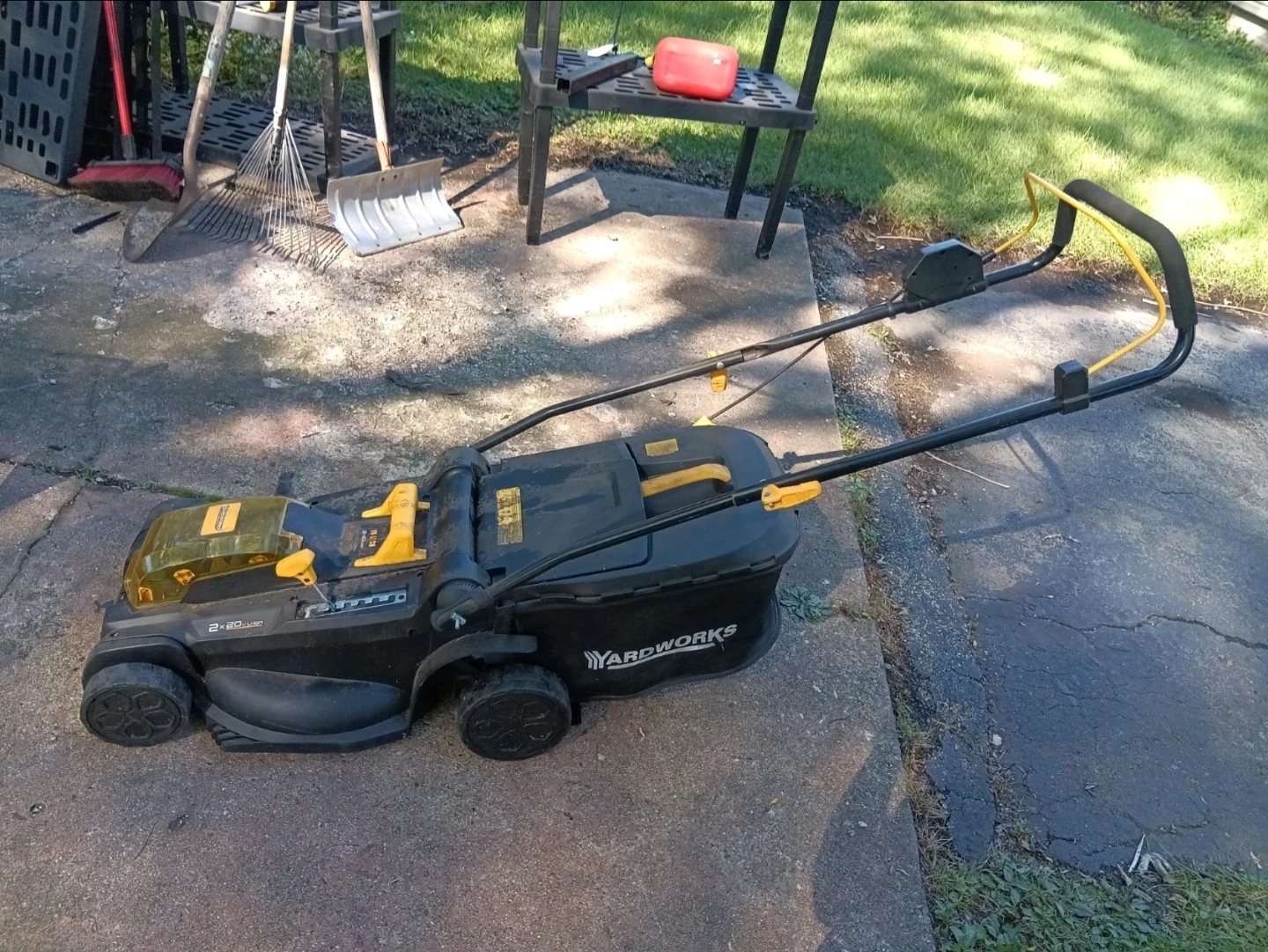 Yardworks 18-inch 2x20V Li-Ion Lawn Mower - photo 3