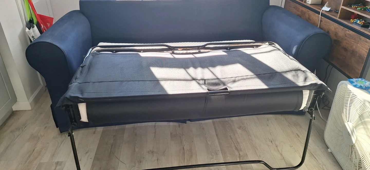 Un sofá cama azul con colchón extraible - photo 4