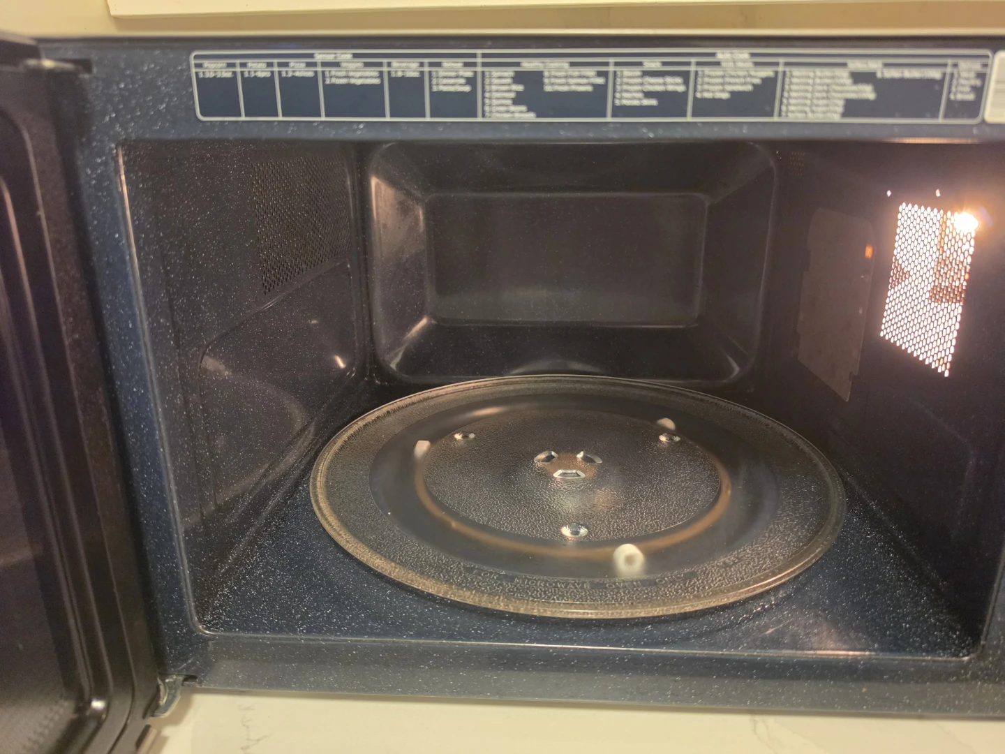 Samsung Microwave – Great Condition, Clean & Ready to Use - photo 5