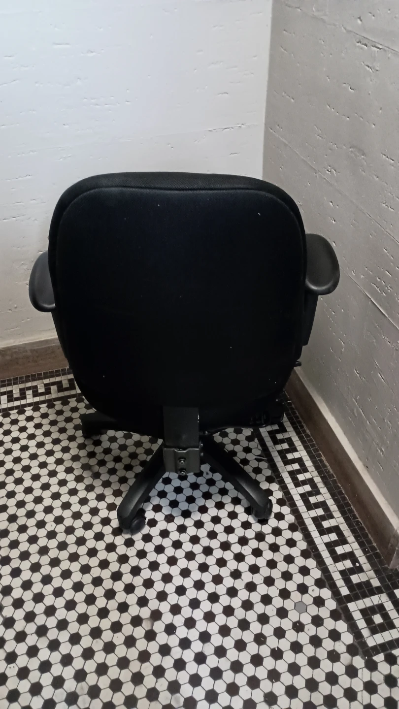 Old But Very Comfy Black Ergonomic Office Chair - photo 2
