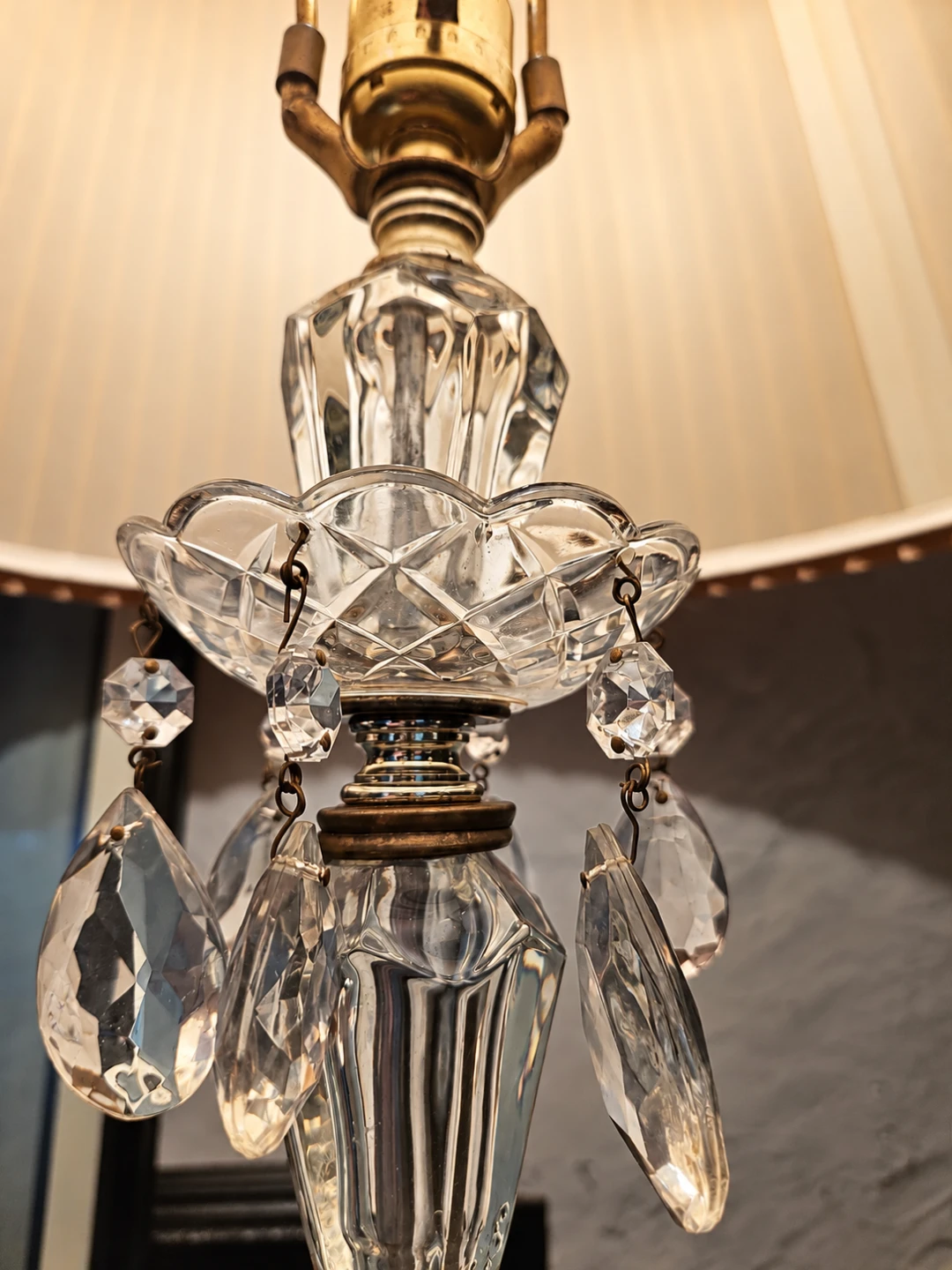 Two Hollywood Regency Vintage Crystal Brass Table Lamps - photo 4
